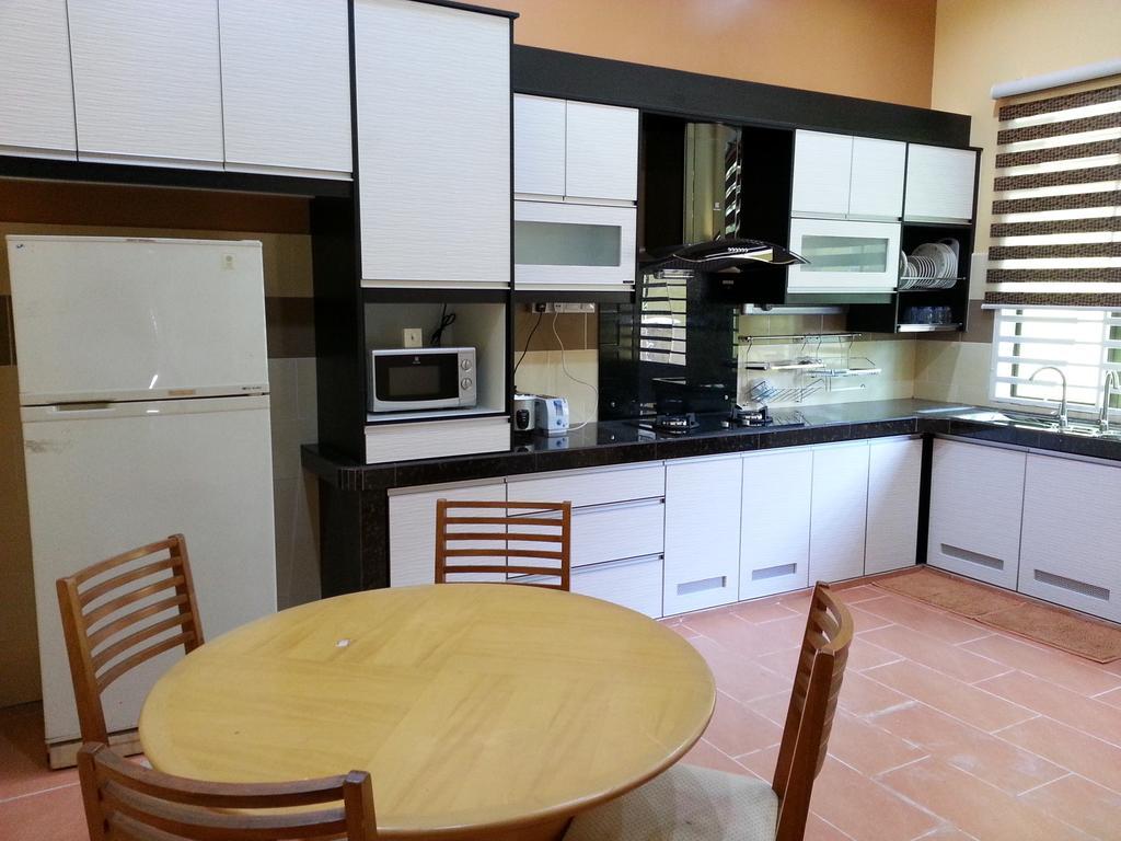 Amera Homestay Chukai Exterior foto