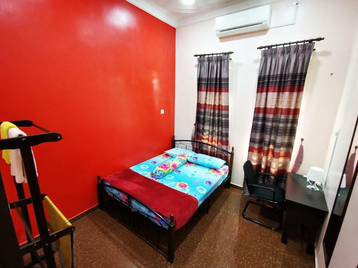 Amera Homestay Chukai Exterior foto