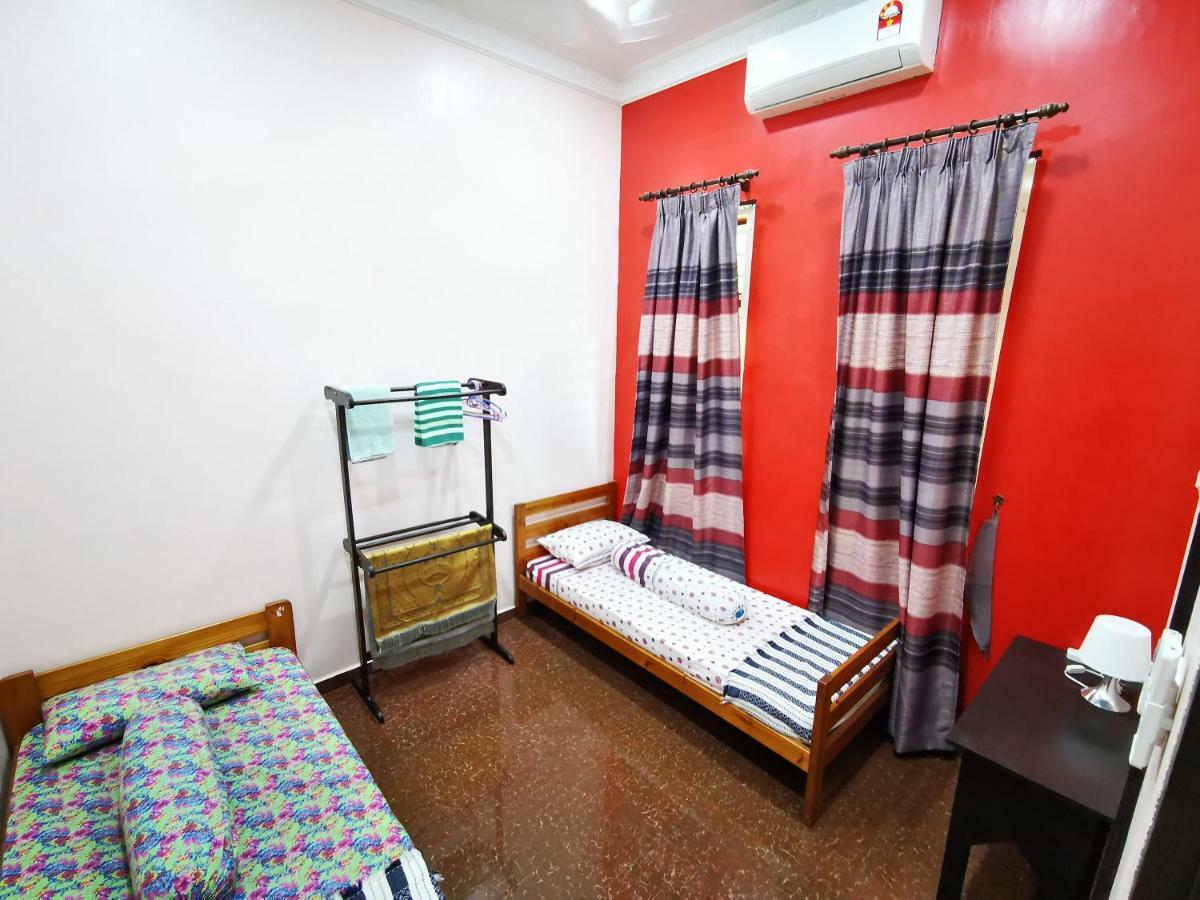 Amera Homestay Chukai Exterior foto